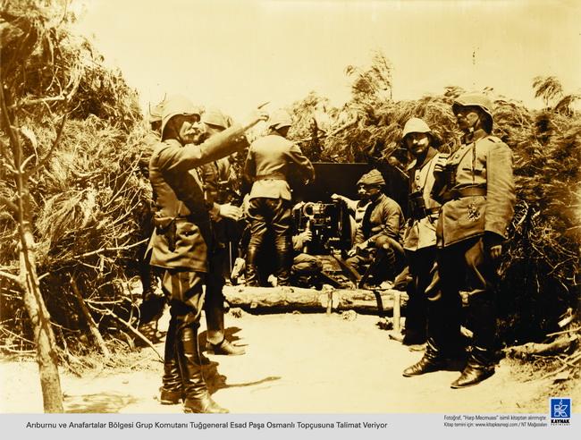 Çanakkale Muharebelerinde yaşanan şiddetin, imkânsızlıkların, sarsılmaz inancın, yitirilmeyen umudun fotoğraflara yansıdığı kareler, görenleri 2009dan 1915e bir zaman tüneline sokuyor.