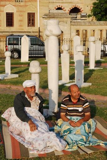 Türkiye'nin dört bir yanından 648. Tarihi Kırkpınar Yağlı Güreşleri'ni izlemek için Edirne'ye gelen güreşseverlerden bazıları, konaklama sıkıntısının yaşandığı kentte geceyi park ve bahçelerde geçirdi.