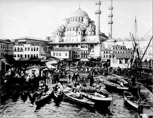 Osmanlı'ya fotoğrafın girişinin anlatılmasıyla başlanan 680 sayfalık ''Sultan 2. Abdülhamid Arşivi İstanbul Fotoğrafları'' kitabında, manzaralar, saraylar, camiler, türbeler, çeşmeler, abidevi yapılar, kışlalar, hastaneler, okullar, kamu yapıları, müzeler, törenler, yabancılar, tesisler, sosyal yaşam, surlar, spor etkinlikleri, 1894 depremi fotoğrafları yer alıyor.
<br><br>
'Sultan 2. Abdülhamid Arşivi İstanbul Fotoğrafları'' kitabının ön sözünde Başbakan Recep Tayyip Erdoğan, bu kitabın, bu toprakların medeniyetinin ''kalp merkezi'' İstanbul'u ruhuyla, muhteşem tarihi dokusuyla bir kez daha gün yüzüne çıkaran bir eser olduğunu ifade etti.