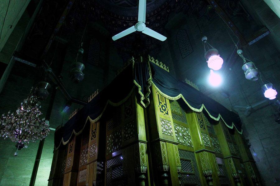 1869-1912 YILLARI ARASINDA IKI PERIYOTTA INSA EDILEN RUFAI CAMI, HIDIV ISMAIL'IN ANNESI HOSYAR HANIM TARAFINDAN TAMAMLANDI. ISMINI AHMET EL RUFAI ZAVIYESINDEN ALAN CAMIDE SON IRAN SAHI RIZA PEHLEVI'NIN DE KABRI BULUNUYOR
