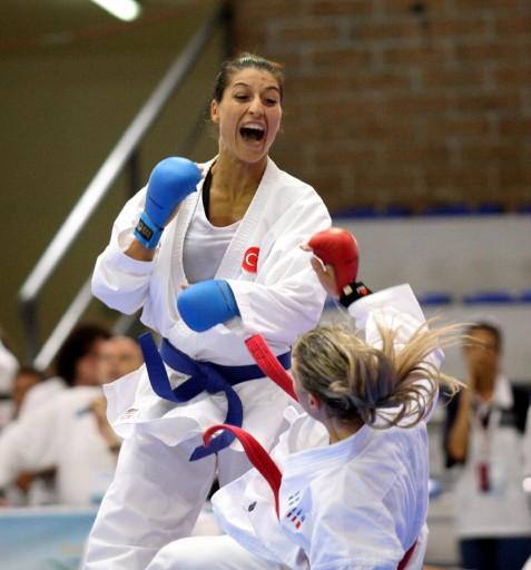 16. Akdeniz Oyunları'nda bugün başlayan karate müsabakalarında, bayanlar 50 kiloda Gülderen Çelik altın madalya kazandı