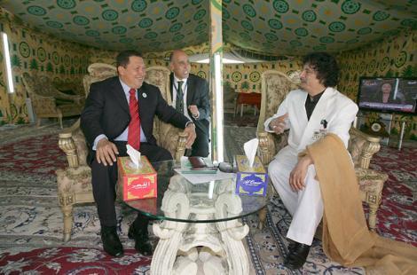 Kaddafi Nereye Çadırı Oraya!
Çok büyük bir serveti ve onlarca sarayı olmasına karşın Kaddafi birçoklarının açıklamalarına göre ailesinin Trablustaki evinin yakınlarına kuruduğu Bedevi çadırını tercih ediyor. Bu durum kendisinin yurtdışı seyahatleri için de geçerli. Kaddafi Romada, Pariste, Dohada ve Mart 2009da Venezüella Devlet Başkanı Hugo Chavezle görüştüğü Katarda çadırını kurdu. Kaddafinin BM Genel Kurulunda bir konuşma yapmak üzere New Yorka gittiğinde önce Central Parka sonra da Libyanın BM misyonu yakınlarında bir çadır kurma isteğine ise olumsuz yanıt verildi.