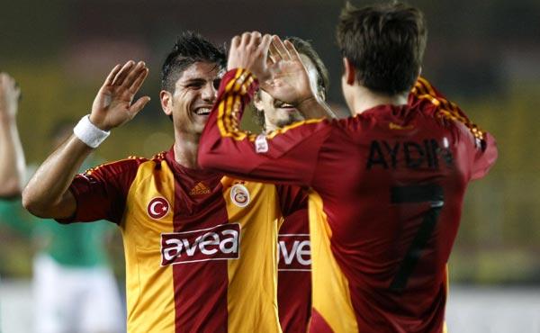 Dünyanın en golcü 6'ncı kalecisi olan Ivankov, Galatasaray karşısında da bir gole imza attı ama bu kez kendi kalesine atılan golün asistliğine imza attı. İşte Ivankov'un kalesine gol attığı anlar...