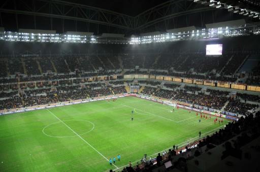 Kadir Has'ta oynanan ilk maçta F.Bahçe 10 kişi tamamladığı maçta Kayseri'yi mağlup ederek zirve ile puan farkını 3'e indirdi.