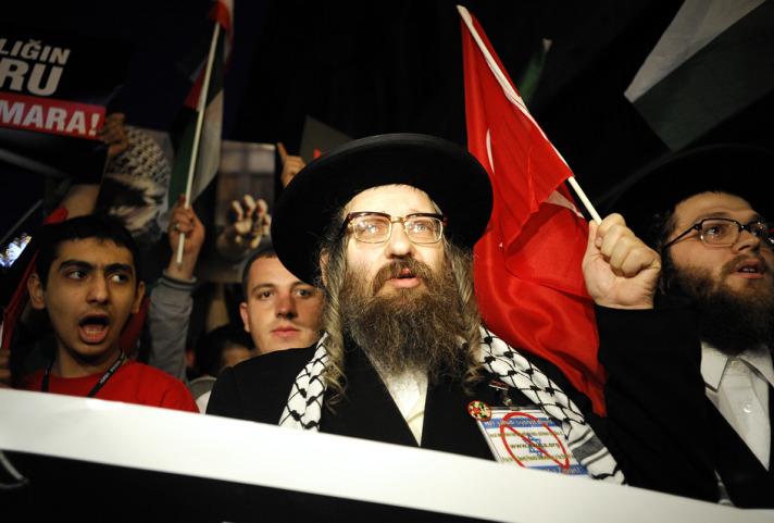 Mavi Marmara gemisinde şehit olan Çetin Topçuoğlu'nun eşi Çiğdem Topçuoğlu da vatandaşlara seslenerek, ''Sizler Filistin'in gururu bu ümmetin iftiharları ve Mavi Marmara'nın da yiğitlerisiniz. Siz İsrail'in korkusu, yok oluşusunuz. Kendimizi kaybederiz ama Mescid-i Aksa'yı asla'' diye konuştu.