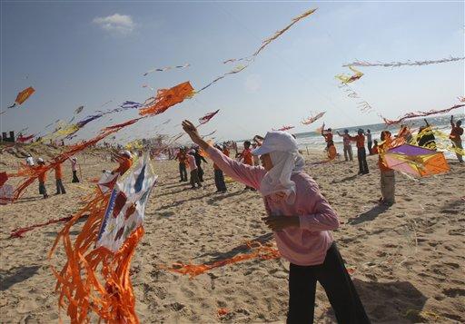 Filistinli çocuklar özgürlük, hayat ve sosyal güvenlik yazılı uçurtmalarla Gazzedeki İsrail ablukasını kınadı ve işgal altında Guinness Rekorlar Kitabına girmeyi başardı.