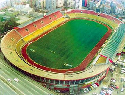 <b>ALİ SAMİ YEN STADI</b> Galatasaray'ın Seyrantepe'de yapımı devam eden Türk Telekom Arena'nın bitmesiyle birlikte maçlarını bu statta oynayacak olması nedeniyle Ali Sami Yen Stadı'nda büyük bir çalışma yapılmıyor. Kapalı alt tribünün arkasında bulunan boş bir alana sponsorlar için VIP tribünü yapılırken, açık alt tribünün olduğu bölüme de localar yapıldı.