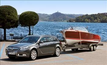 Opelden model atağı

Opel, 2010 Ekim ayından itibaren üç yeni modelin satışına hazırlanıyor. Bu modellerden biri Insignianın Sports Tourer versiyonu. Opel, ilk kez dizel motorlu bir modeli 4 tekerlekten çekiş sistemi ile sunacak. 160 bg gücündeki 2.0 lt dizel motorlu araçta Flexride sürüş kontrol sistemi standart olarak bulunuyor. Flexride; süspansiyon, gaz pedalı ve direksiyon ayarlarının sportiflik ve konfor arasında değiştirilmesini sağlarken, farklı sürüş beklentilerini karşılıyor.

325 bg gücündeki benzinli V6 turbo motora sahip Opel'in en sportif station modeli olan Insignia OPC, sipariş üzerine getirilecek. 201 model yılıyla birlikte Insignia'daki 2.0 CDTi 160 bg 6 ileri manuel motor ECOFlex kalibrasyonu ile birlikte sunuluyor. Opel motor yelpazesinde yer alan tüm ECOFlex motorlarda olduğu gibi bu modelimizde içerisinde barındırdığı bir takım kalibrasyonlar ile (sıkıltırma oranları, alçaltılmış şasi gibi) performansdan ödün vermeden daha az yakıt tüketimi ve daha düşük emisyon değerlerini vaad ediyor.