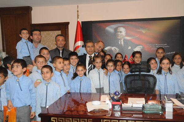 Mersin İl Emniyet Müdürü'ne şehitler nedeniyle başsağlığı ziyaretinde bulunan öğrencilerden 11 yaşındaki Zeynep'in sözleri Akdeniz İlçe Emniyet Müdürü Hasan Güner'i ağlattı.