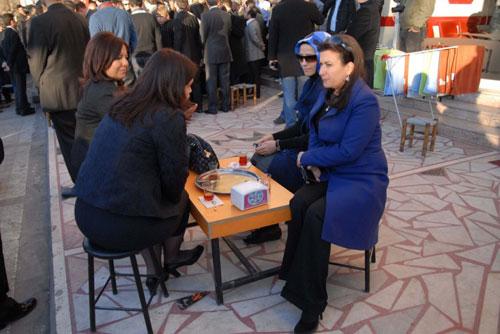 Başbakan Erdoğan Batman'da bir çay ocağında vatandaşın dertlerini dinledi...