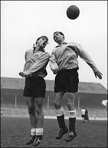 İngiltere Milli Takımı'nın eski futbolcusu ve teknik direktör Sir Bobby Robson'un 76 yaşında İngiltere'nin County Durham kentindeki evinde kansere yenik düştüğü bildirildi.