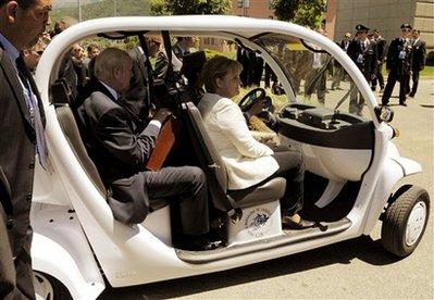 G-8 toplantısı, liderlerin aile fotoğrafı çektirmelerinin ardından İtalya Başbakanı Berlusconi'nin düzenlediği bir basın toplantısıyla sona erdi. Zirveye liderlerin çapkın bakışları damga vurdu.