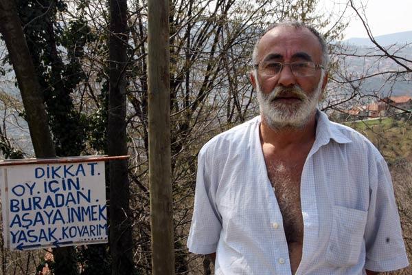 Zonguldak'ın Kozlu beldesinde oturan 65 yaşındaki Mustafa Aş, yaklaşık bir yıldan bu yana evinin yolunu yaptıramayınca tepkisini tabela asarak koydu.