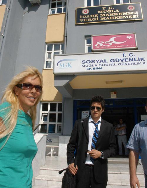 <strong>BODRUM'DAN EV ALACAKLARA UYARI</strong><br><br>
Bodrum'dan ev alacaklara da uyarıda bulunan Ahu Tuğba, sözlerine şöyle devam etti: "Bodrum'dan ev alacakları buradan uyarıyorum.