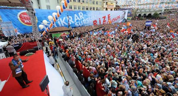 Memleketi Rize'de halka hitap eden Başbakan Erdoğan, muhalefeti çok sert sözlerle eleştirdi. Çok kalabalık bir meydana hitap eden Erdoğan, pankartlardaki yazılarla keyiflendi.