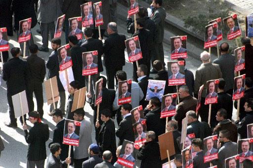 Helikopter kazası sonucu hayatını kaybeden BPP lideri Muhsin Yazıcıoğlu'nu milyonlar uğurladı. Devletin tam kadro olduğu törende izdiham vardı.