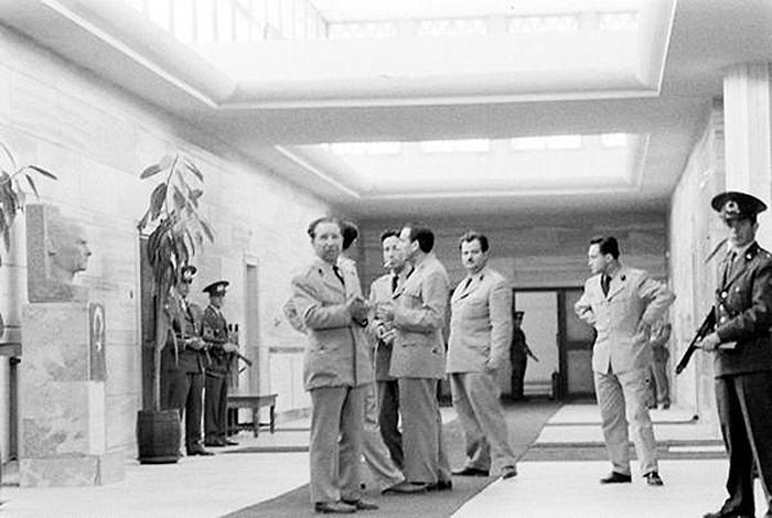 MİLLİ BİRLİKÇİLER BAŞBAKANLIK KORİDORUNDA 

Yine Başbakanlık binası... Başbakanın makam odasının önü... Bir grup subay, Gürselin çıkışını bekliyor. Bunlar, ihtilalin önder kadroları... İhtilali örgütleyip Gürseli başa geçiren genç subaylar... O günün Milli Birlik Komitesi üyeleri... Atatürk büstünün altında Türk bayrağı asılı... Ve koridor, ellerinde sten marka makineli tabanca taşıyan askerlerin koruması altında...