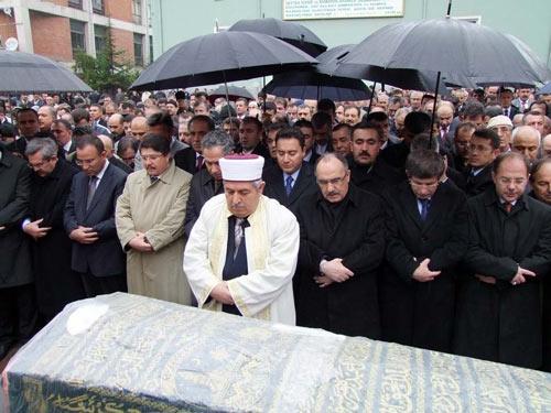 İçişleri Bakanı Beşir Atalay'ın ağabeyi Rifat Atalay'ın cenazesi, Çarşı Camisi'nde öğlen kılınan cenaze namazı sonrası Yahşihan Mezarlığı'nda toprağa verildi. Cenazeye çok sayıda bakan ve milletvekili katıldı.