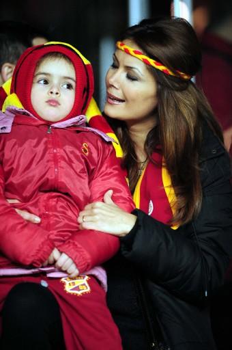 G.Saray-Hambur maçında Ali Sami Yen tartihi günlerinden birini daha yaşarken protokol tribününde ağı isimler vardı.
