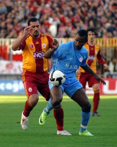 Antalyaspor, 5 dakika intika ilave edilen maçta Galatasaray'ı sahasında ilk kez yenerken sarı kartlar havada uçuştu. Bir kırmızı kart çıktı ama iptal edildi. G.Saray bu sezon 5. yenilgisini aldı