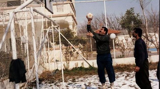 Terörist başı Abdullah Öcalan'ın bilinmeyen fotoğrafları... Öcalan'ın plajda ve kaldığı villanın havuzunda yüzerken, futbol oynarken, kadın teröristlerle doğum günü kutlarken görüntüleri çıktı.