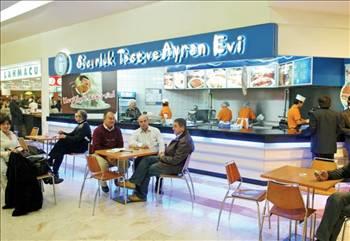 SUSURLUK TOST VE AYRAN EVİ
Meşhur ayran, süper tost
Ertekin Gıda tarafından kurulan Susurluk Tost ve Ayran Evi'nin 5 şubesi var. Bunlar İstanbul'daki çeşitli alışveriş merkezlerinde ve İstanbul-Ankara karayolu üzerinde bulunuyor. Şirket, franchise giriş bedeli olarak 10 bin euro talep ediyor. Ayrıca aylık ciro üzerinden yüzde 2.5 katılım payı alıyor. Alışveriş merkezlerinde açılacak bir Susurluk Tost ve Ayran Evi'nin dekorasyon ve gerekli donanımlar dahil toplam yatırım maliyeti 70 bin TL'yi buluyor. Cadde üzerinde ise bu tutar 150 bin TL'ye yükseliyor. İsteyenler, yaklaşık 10 metrekarelik kiosklar şeklinde Susurluk Tost ve Ayran Evi de açabiliyor. Bunun yatırım tutarı ise 30 bin TL. Susurluk Tost ve Ayran Evi'nde tost, gözleme, kumpir, kumru, kokoreç ve içecek çeşitleri servis ediliyor.
Telefon: 0216 630 30 30
Web: www.susurluk.com.tr