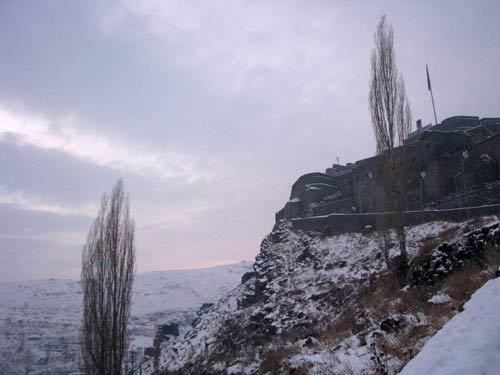 Romanlara, şiirlere, filmlere konu alan ve Orhan Pamuk ile Nobel'le taçlanan Kars'ın meşhur kar manzalarından bir demet. Fotoğraflar: Bünyamin Yılmaz - Yaşar İliksiz