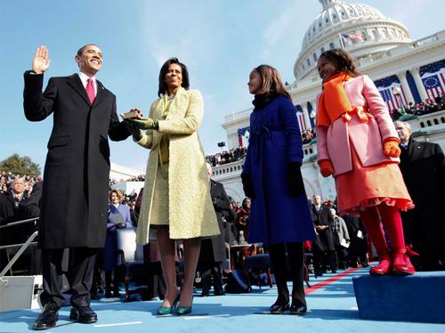 Seçimlerden galip çıkarak Amerika Birleşik Devletlerinin 44. Başkanı olan Barack Obama, göreve başlamadan önce sadakat yemini etti. 20 Ocak 2009 tarihinde, eşi Michelle Obamanın tuttuğu İncil üzerine el basarak sadakat yemini ederken, bu ana kızları Malia ve Sasha da tanıklık etti. (Chuck Kennedy-Pool/Getty Images)