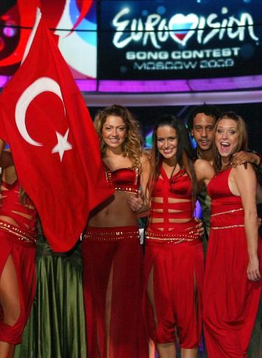 Eurovision'daki temsilcimiz Hadise, ilk yarı final elemesini geçerek Cumartesi günü Türkiye'yi finalde temsil edecek..