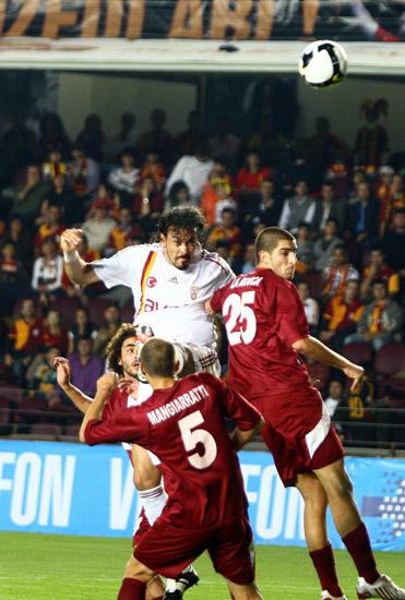 Galatasaray, bu sezon oynadığı toplam 10 resmi maçın 9'unda kalesinde gol gördü.