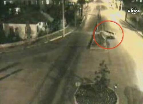 Muğla'nın Fethiye ilçesinde meydana gelen trafik kazasında karşı şeride geçerek takla atan araçta bulunan 3 kişi yaralandı. Kaza anı MOBESE kameraları tarafından saniye saniye kaydedildi.
