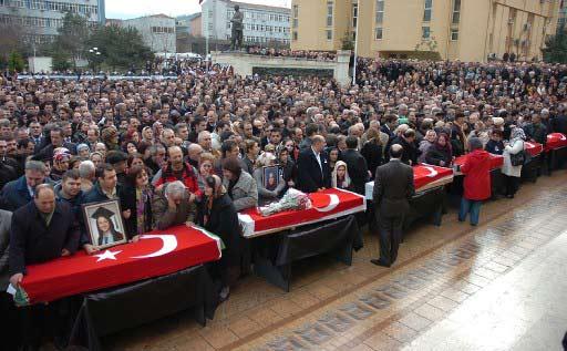 Gümüşhane'nin Zigana Dağı bölgesinde çığ düşmesi sonucu hayatını kaybeden 10 kişi son yolculuğuna uğurlandı. Trabzon Valiliği önündeki törende acı, gözyaşı ve hüzün vardı.