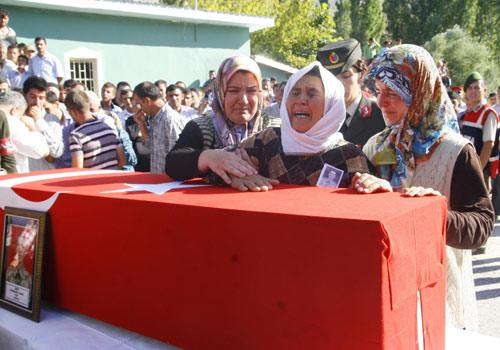 Bingöl'ün Genç ilçesine bağlı Güzeldere köyü kırsalında PKK'lı teröristle çıkan çatışmada şehit düşen Komando Er Muhammet Aygör'ün Konya'daki baba evine ateş düştü.