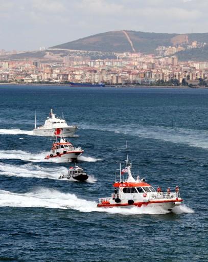 Büyükada'da azınlık cemaatlerin liderleri ile buluşan Başbakan Erdoğan, "Demokratik açılımın mücadelesini, kavgasını veriyoruz, eğer birilerinin ağzına bakacak olsak, bu adımı atmamız mümkün değil'' dedi.