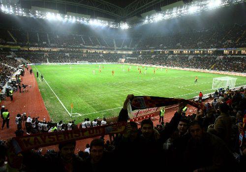 Kadir Has'ta oynanan ilk maçta F.Bahçe 10 kişi tamamladığı maçta Kayseri'yi mağlup ederek zirve ile puan farkını 3'e indirdi.