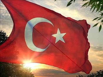 TÜRKİYE

1916'da çıkarılan bir yasaya göre Türkiye Cumhuriyeti uyruğundaki her erkek 20 yaşına geldiğinde ilk askerlik yoklamasını yaptırır. Yedek subay olanların hizmet süreleri on iki ay, kısa dönem erbaşların ise altı aydır.

Yedek subaylık

Yükseköğrenim (dört yıllık fakülte) görmüş olanlar ise yedek subay adayı olarak askerlik şubelerine müracaat ederler. Türk Silahlı Kuvvetlerinin o anki yedek subay ihtiyacı, kişinin kendi isteği ve yedek subaylık sınavı sonucuna bakılarak yedek subay ya da 6 ay kısa dönem er olarak askerlik görevlerini tamamlarlar.