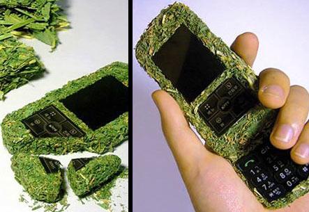 <strong>Çim Cep Telefonu:</strong> Kolay geri dönüşüm için iki yıl sonra dağılıyor.
