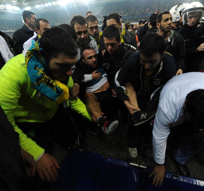 Pankart yangını sırasında Beşiktaş tribününde bir iki meşale yakıldığı, Fenerbahçe tribününden de Beşiktaşlıların üzerine meşale atıldığı görüldü.