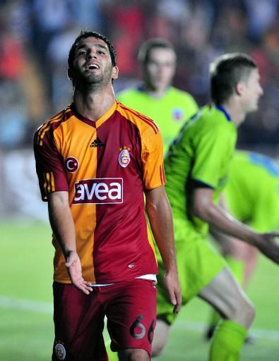 Taraftarlar, ilk yarıda Lincoln'e rakip tarafından ceza sahası içinde yapılan bir harekete penaltı vermeyen hakemi ıslıkladı.