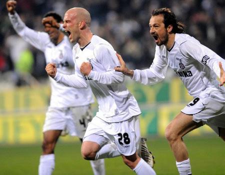 Beşiktaş'ın İnönü'de G.Birliği ile oynadığı maçı Cumhurbaşkanı Abdullah Gül de şeref tribününden izledi.