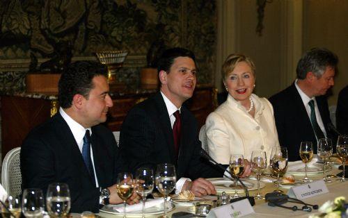 ABD Dışişleri Bakanı Hillary Clinton, eşinin Başbakan olduğu yıllardaki resmi ziyaretinden yıllar sonra bu kez bakan sıfatıyla resmi bir ziyaret için Ankara'yı ziyaret etti.
