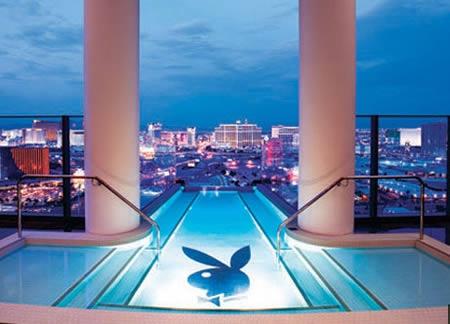 <p>7. Playboy Yüzme Havuzu Las Vegas'taki Hugh Hefner Sky Villa'da yer alan Playboy yüzme havuzu kulenin en üstünde bulunuyor. 8000m2'lik havuzda 3 bar, 32" düz ekran televizyonlu, buzdolaplı ve vantilatörlü 27 özel kabin var</p>