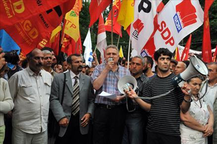 Taşlı sopalı kavga sonucu 18 kişinin gözaltına alındığı olaylar bugüne sarktı. Yaşananları protesto eden gruba kesici aletle yapılan saldırıda iki kişi yaralandı.