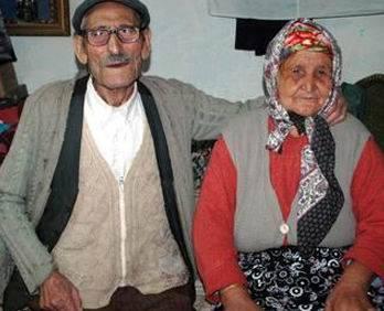 Aşk değil mantık evliliğiymiş
87 YAŞINDAKİ MUSTAFA DEDE, 77 YAŞINDAKİ AYŞE NİNEYİ KAÇIRDI. AŞKIN YAŞI YOK DİYE MEŞHUR OLDULAR AMA...
Mustafa Dede ve Ayşe Ninenin aşk hikâyesi medyanın yoğun ilgisini çekti. Bir anda ünlü oldular, aşkın yaşı yoktur dendi, oysa onların hikâyesi aşktan ibaret değil, hatta hüzün dolu.