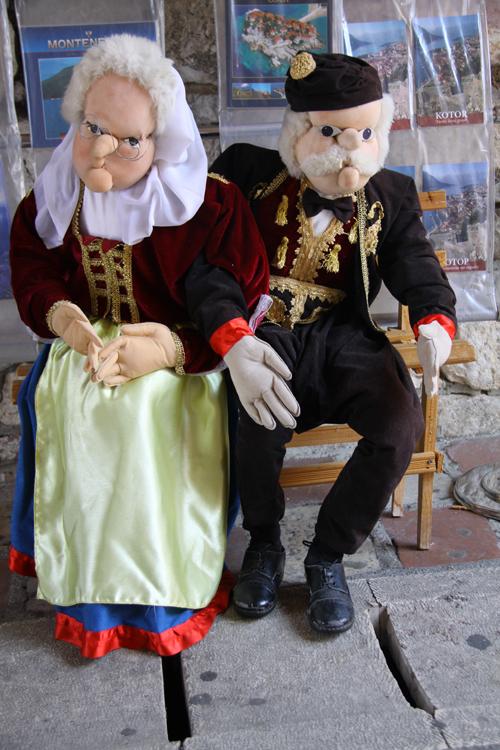 Kotorda ünlü markaların yanı sıra, sevimli hediyelikler de satılıyor.