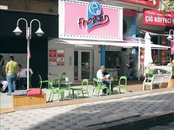 FROZEN
Doğal meyveli yoğurt ya da dondurma

Frozen'in ilk şubesi, Tolga Kaptanoğlu isimli genç bir girişimci tarafından İstanbul Bağdat Caddesi'nde açıldı. Frozen'in menüsü oldukça zengin. Ağırlıklı olarak dondurma ya da yoğurtla hazırlanmış özel karışımlar müşterilerin beğenisine sunuluyor. Bunun için öncelikle çilek, muz ananas, kavun, kayısı, fıstık, incir, nane, hurma, ceviz, fıstık, parça çikolata gibi 30 çeşit arasından birkaçını seçmeniz gerekiyor. Tolga Kaptanoğlu, şu sıralar yeni şube açmaya hazırlanıyor. Başta İstanbul olmak üzere satış potansiyeli görülen tüm illerde franchise sistemiyle yeni Frozen şubeleri açılacak. Kaptanoğlu, franchise giriş bedeli olarak 10 bin dolar talep ediyor.
Telefon: 0216 369 97 19