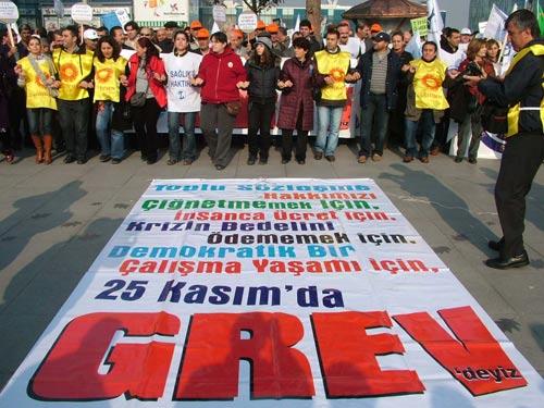 Memur Konfederasyonları'nca 'uyarı grevi olarak adlandırılan iş bırakma eylemi kapsamında Bursa'da da memurlar iş bıraktı. Diğer illerin aksine olaysız geçen iş bırakma eylemlerinde memurlar halaylar çekerek tepkilerini ortaya koydu.