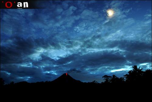 Yatışmayan öfke- Fotoğraf Endonezya'dan. 13 Mayıs'tan beri püsküren Merapi Yanardağı 23 Mayıs gün doğumunda güvenli mesafede bulunanlara öfkesinin hala geçmemiş olabileceğini müzip bir ateş lekesiyle gösteriyor.