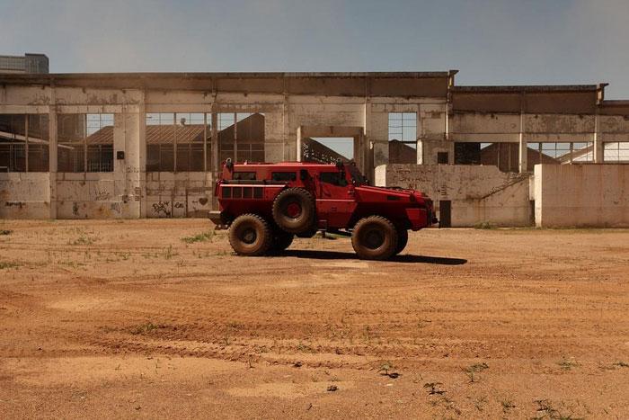 <p>Paramount Group'un ürettiği Marauder isimli zırhlı araç, patlayıcılara karşı oldukça dayanıklı bir yapıya sahip.<br /><br />Saatte 120 km hıza ulaşabilen araç, 10 personel taşıyabilecek şekilde tasarlanmış. Araç, 8 kg patlayıcı, ağır makineli silahlar, kurşunlar ve mayınlara karşı dayanıklı bir yapıda üretilmiş. Marouder zırhlı araçları günümüzde Afrika'da arama ve barış görevleri için kullanılıyor.<br /><br /><a href="http://www.haber7.com/video-galeri.php?cID=18715" target="_blank"><strong><span style="color: #0000ff;">MARAUDER'İN VİDEOSU İÇİN TIKLAYINIZ...</span></strong></a></p>