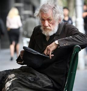 Samuel Beckettın 'Waiting For Godot/ Godotyu Beklerken' adlı oyununun Avustralya turnesi i&ccedil;in Melbournede bulunan 70 yaşındaki akt&ouml;r, prova molası sırasında dışarıda beklerken olduk&ccedil;a ilgin&ccedil; bir olay ger&ccedil;ekleşti.
<br><br>
Yoldan ge&ccedil;en Avustralyalı bir kadın oyunda kullandığı yıpranmış elbiseleriyle bir bankın &uuml;st&uuml;nde dinlenen McKellenın şapkasına bir dolar koydu.
<br><br>
McKellen, olayı Twitter sayfasından ş&ouml;yle duyurdu; ''Godotnun provası sırasında kapıda biraz hava alıyorudum şapkamı ayaklarımın ucuna koydum. Hemen sonra yoldan ge&ccedil;en bir kadın durup, Bir şeye ihtiyacın var mı kardeşim? diyerek şapkama metal bir dolar koydu. Umarım Melbourne izleyicileri de bu kadar c&ouml;mert olurlar